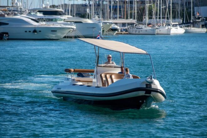 Full-Day Trip Hvar & Pakleni Islands Luxury Speedboat - Included Amenities