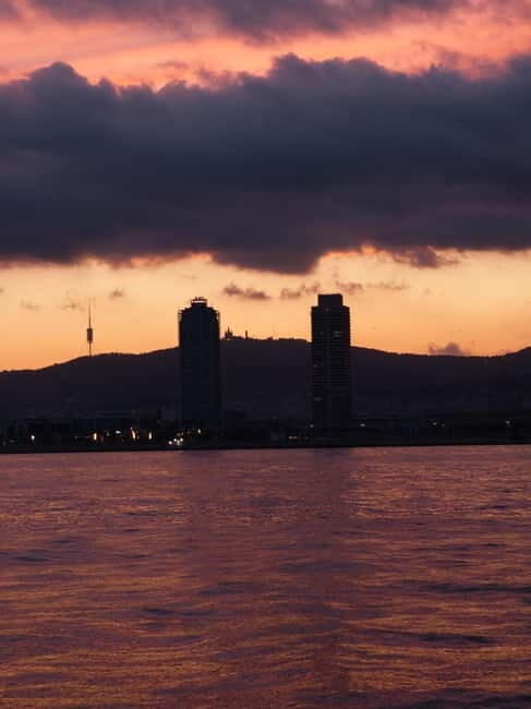 FULL MOON Boat Experience (OpenBar+Local Tapa included) - FAQs