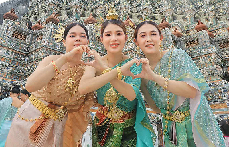 Full Set Thai Costume Rental in Bangkok + Hairdo & Makeup - Hair, makeup and photo options