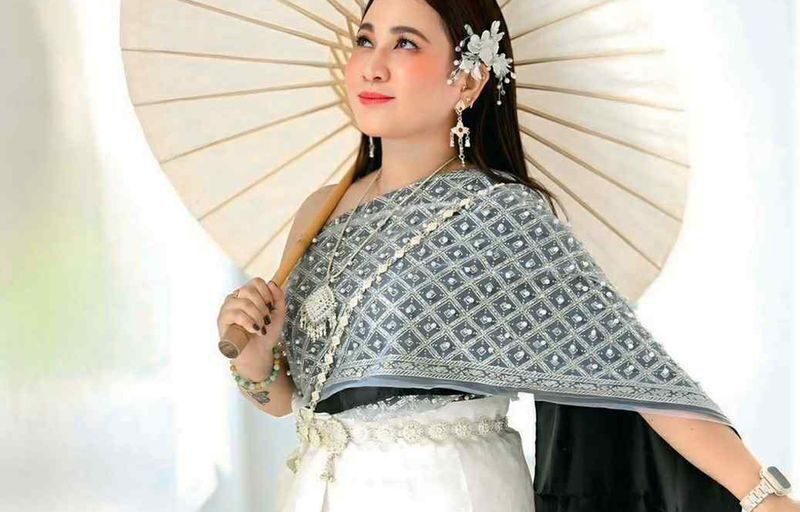 Full Set Thai Costume Rental in Bangkok + Hairdo & Makeup - Should you book it?