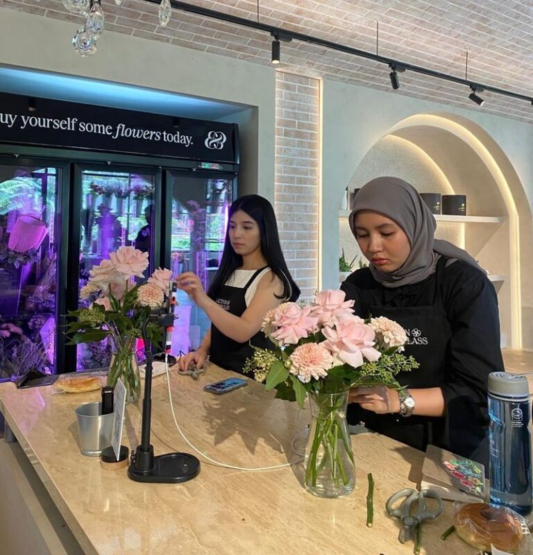 Fun Flower Workshop in Jakarta with Baleton Flowerchef - Who will enjoy this most