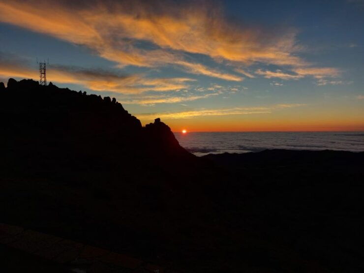 Funchal: Sunrise With Breakfast & East and West Madeira Tour - Sunrise Experience at Pico Do Arieiro