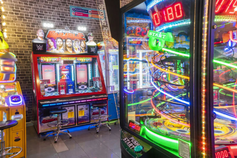 Funworld Living World in Bali - Choosing games: basketball, Mario Kart and bowling