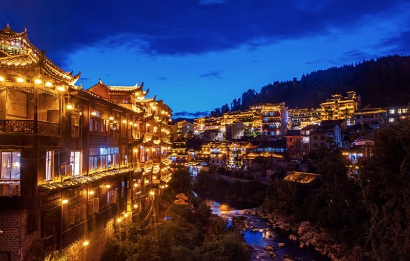 Furong Town - Staying for the lights and folk performances