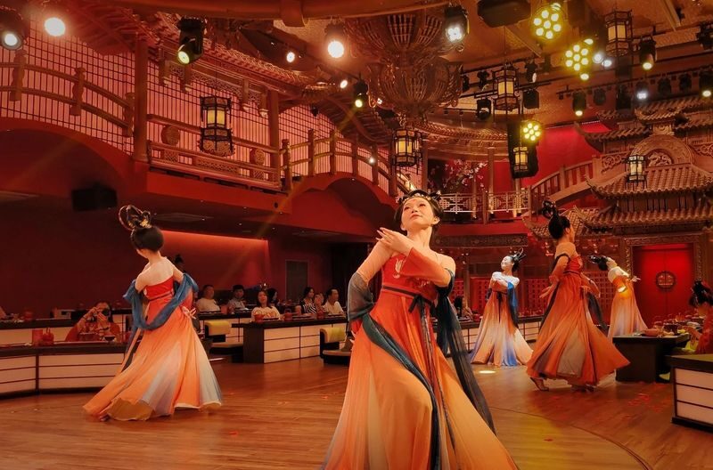 Fuzhou Royal Banquet: An Immersive Chinese-Style Palace Feast - Costumes, hair, and makeup
