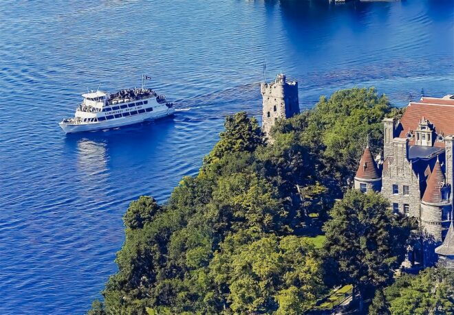 Gananoque: 1000 Islands Cruise With Boldt Castle Admission - Onboard Amenities