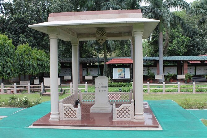 Gandhis Journey in New Delhi - English Guide: Enhancing the Experience