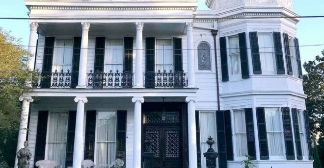 Garden District Walking Tour - Tour Features