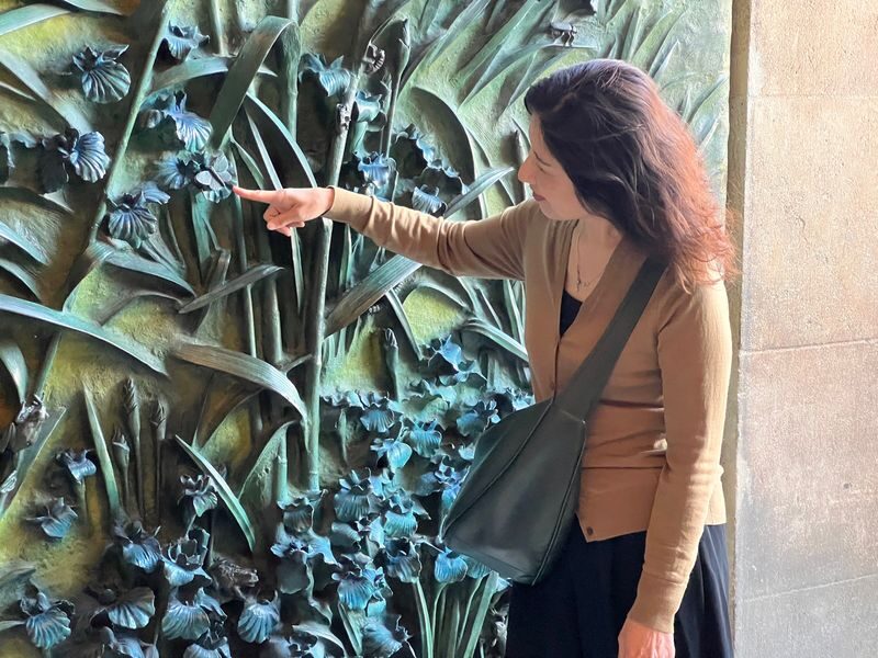Gaudi and Sagrada Familia Guided Tour - Inside: guided insight, then your own time