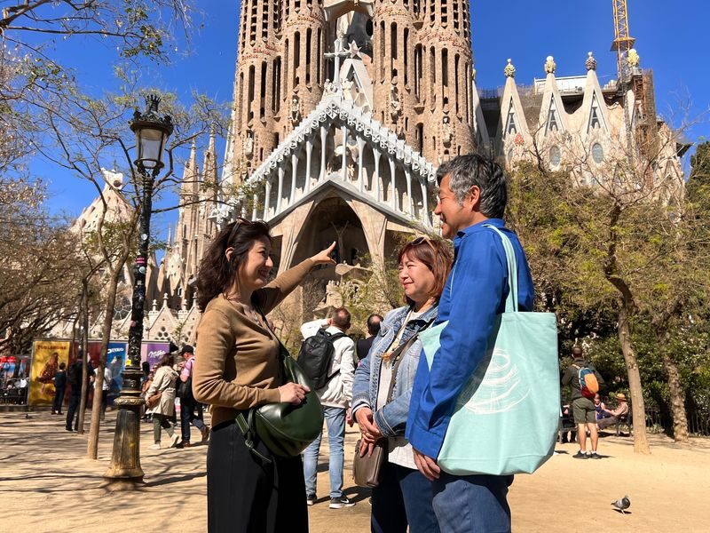 Gaudi and Sagrada Familia Guided Tour - Timing, meeting point and a few useful details