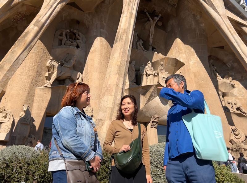 Gaudi and Sagrada Familia Guided Tour - Who should book this tour?