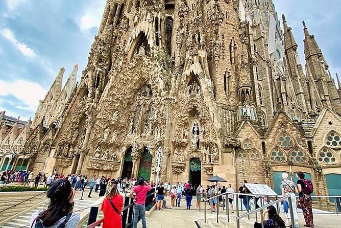 Gaudí Essential : Sagrada Familia Guided Tour - Highlights of the Sagrada Familia Tour
