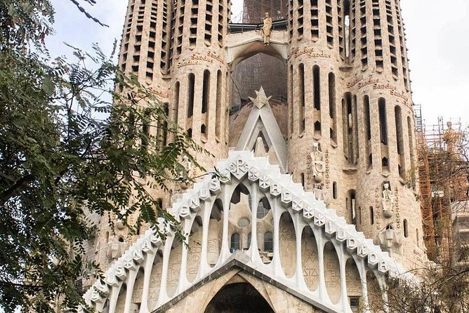 Gaudí Essential : Sagrada Familia Guided Tour - Insider Access With Skip-The-Line Entry