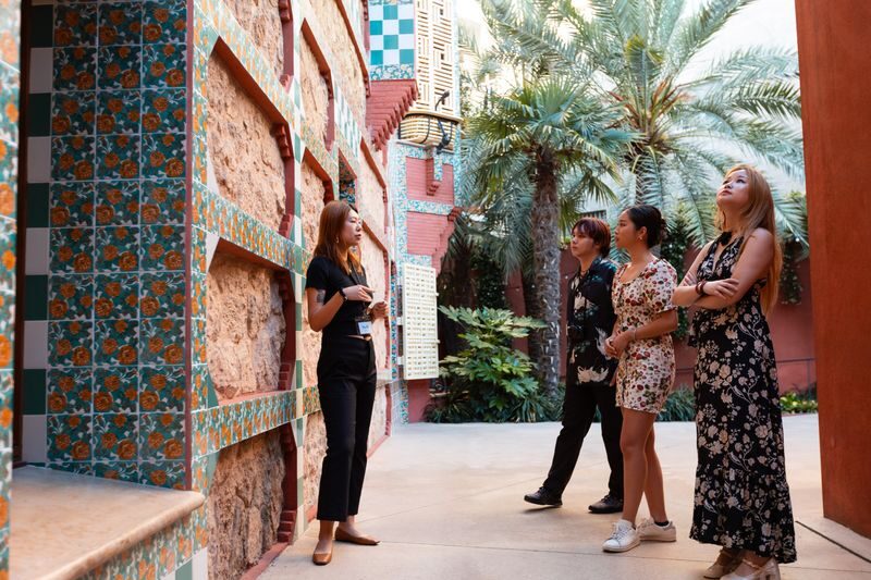 Gaudi Houses & Sagrada Familia Barcelona Full Day Walking Tour - Who should choose this walking tour