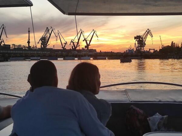 Gdańsk: Motława River Eco Cruise at Sunset With Prosecco - Languages and Group Size