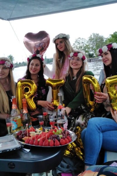 Gdańsk: Private Electric Boat Cruise on the Motława River - Group Activities and Music Options