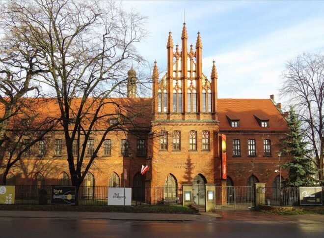 Gdansk: Self-Guided Walking Tour With Audio Guide - Exploring Gdansks Attractions