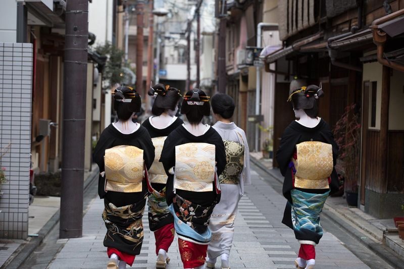 Geisha & Yasaka Pagoda Cultural Tour in Kyoto - A small group changes the pace