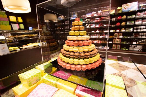 Geneva: Chocolate Tasting and Walking Tour With a Local - Pricing and Languages