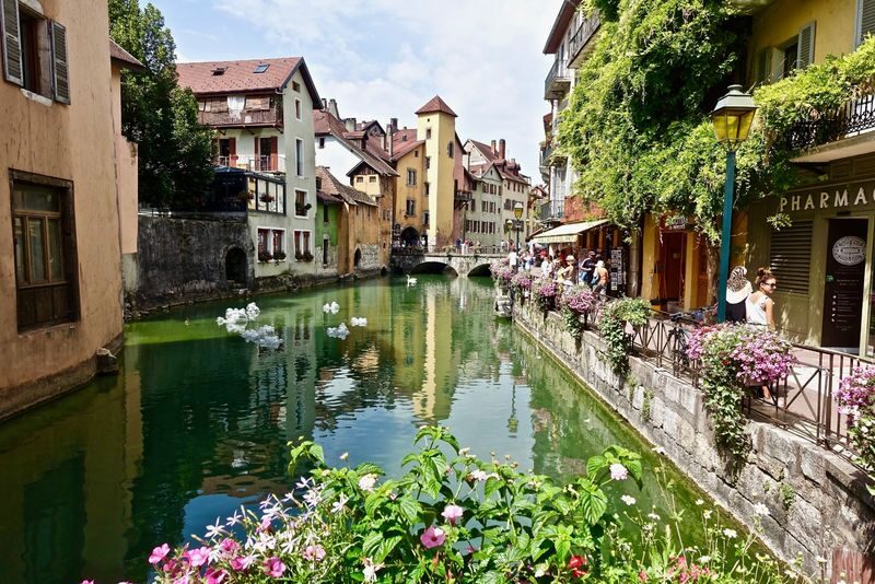 Geneva City Tour with Optional Boat Cruise and/ or Annecy Tour - The Old Town: a short visit with a useful shortcut