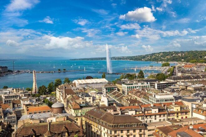 Geneva Old Town: Walking In App Audio Tour (ENG) - Tour Description