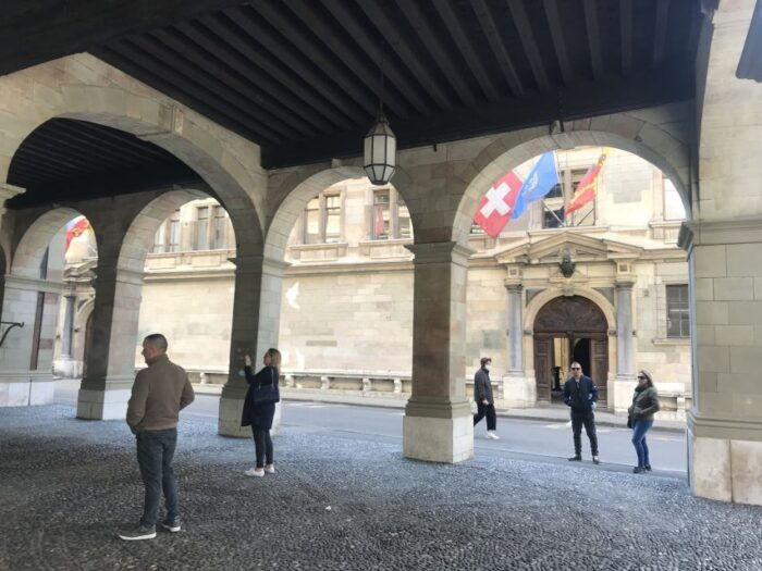 Geneva: United Nations, Old Town and Lake E-Bike Tour - Exploring the United Nations Square