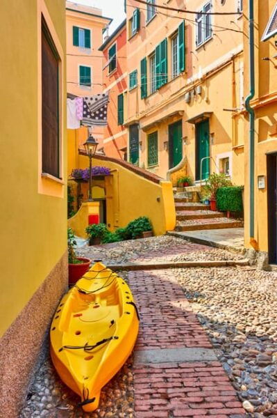 Genova: Express Walk With a Local in 60 Minutes - Visit Iconic Landmarks in Genoa