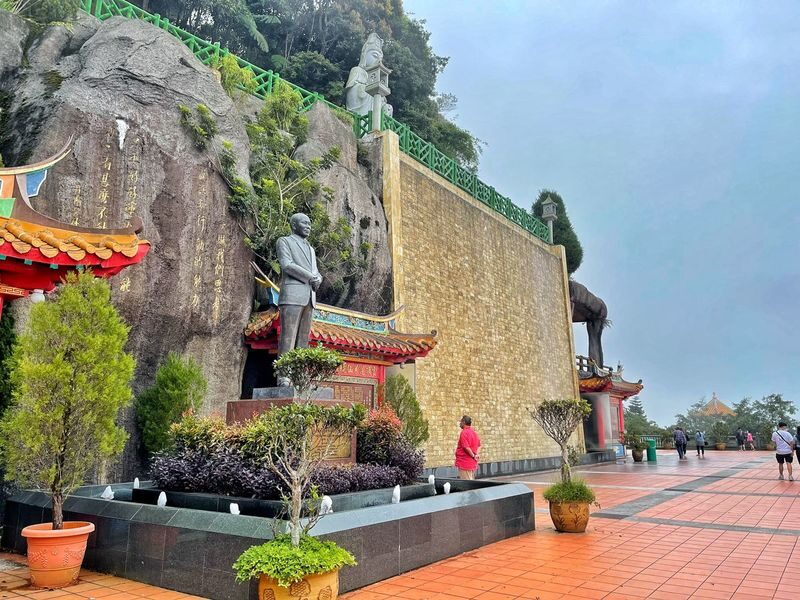 Genting Highlands and Batu Caves Day Tour - Guides, comfort, and small practical details
