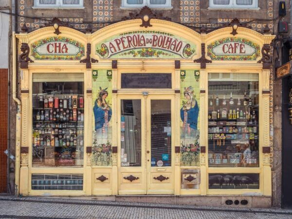 Getting to Know Porto: the Local Color Tour - Flores Street