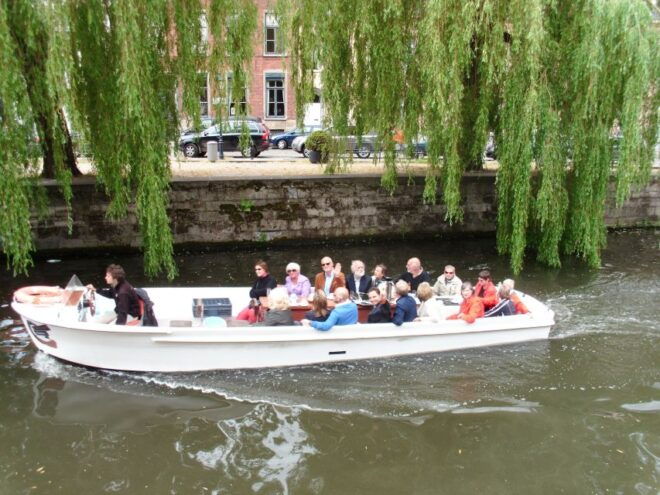 Ghent: 40-Minute Historical Boat Tour of City Center - Experience the Riverside Viewpoint