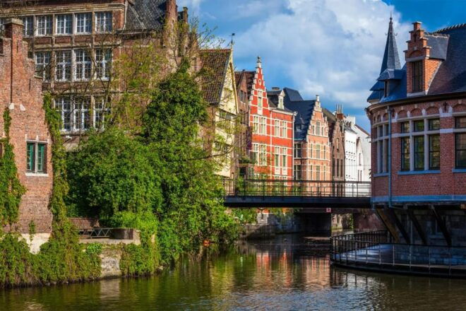Ghent: Express Walk With a Local in 60 Minutes - Group Size and Language Options