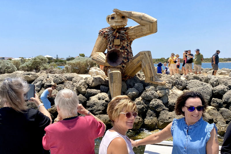 Giant & Dolphin Sightseeing Cruise Tour - The lunch option needs a little planning