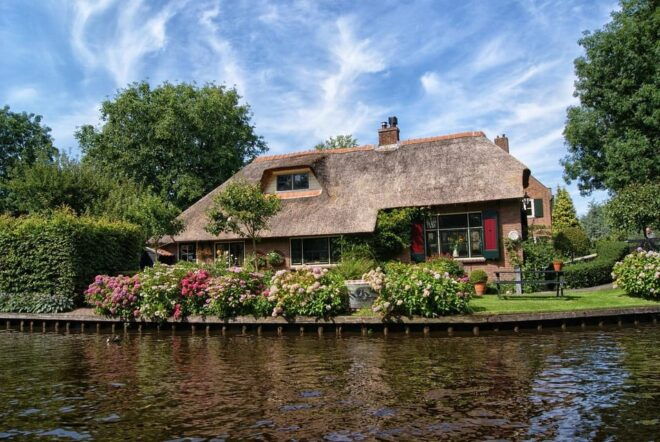 Giethoorn: 2 Hours 6 Persons Boat Steeringwheel + Cushions - Frequently Asked Questions