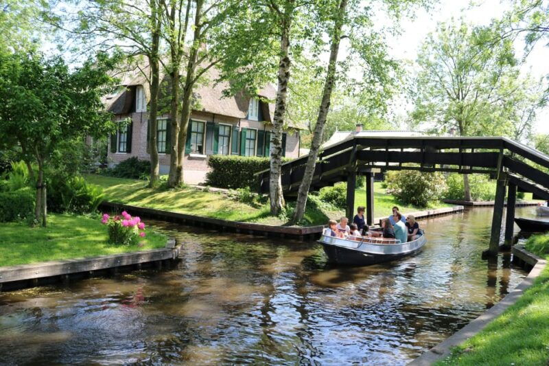 Giethoorn: 2,5 Hours 7 persons boat steeringwheel + cushions - Good To Know