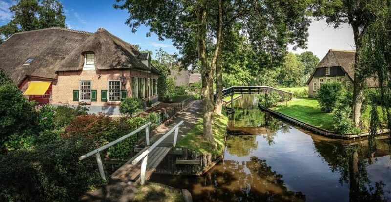 Giethoorn: 2,5 Hours 7 persons boat steeringwheel + cushions - The Itinerary: What to Expect