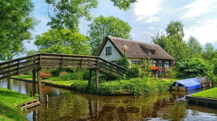 Giethoorn: 2,5 Hours 7 persons boat steeringwheel + cushions - Value and Pricing