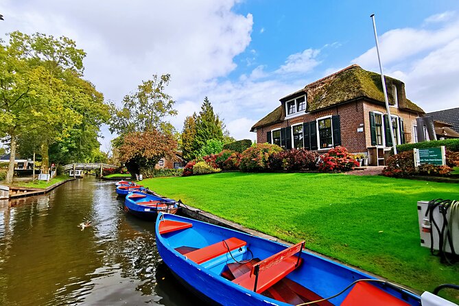 Giethoorn, Afsluitdijk, Zaanse Schans Day Tour Mini VIP Bus Incl. Hotel Pick Up - Pick-up Service and Arrival Time