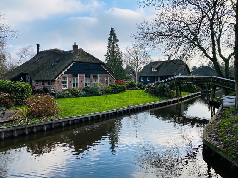 Giethoorn, Afsluitdijk, Zaanse Schans Day Tour with Hotel Pick up - Who should choose this trip