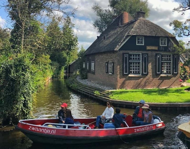 Giethoorn: Boat Rental 2,5 hour 1-8 persons - Introduction to the Giethoorn Boat Rental Experience