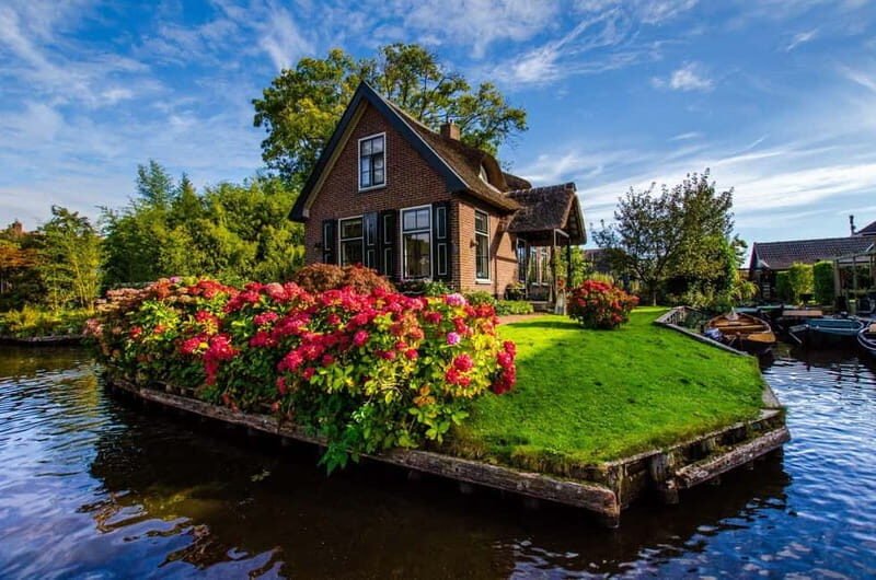 Giethoorn: Canal Cruise & lake Tour & Sightseeing Village - Why Choose the Giethoorn Canal & Lake Tour?