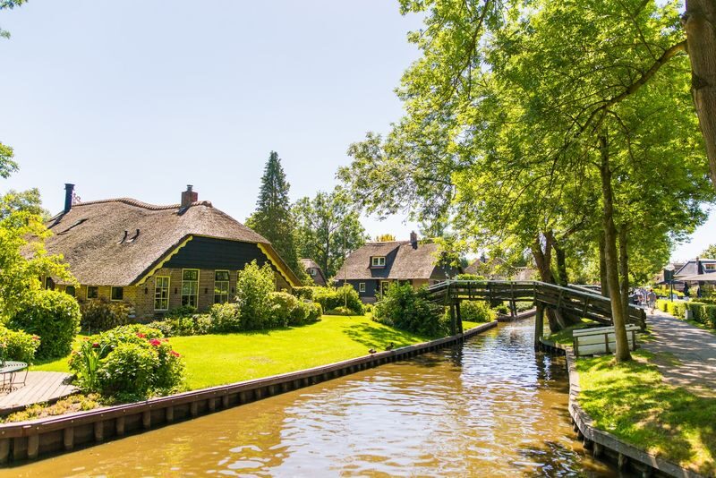 Giethoorn Day Tours with Traditional Boat Cruise - From Amsterdam to a village built around water