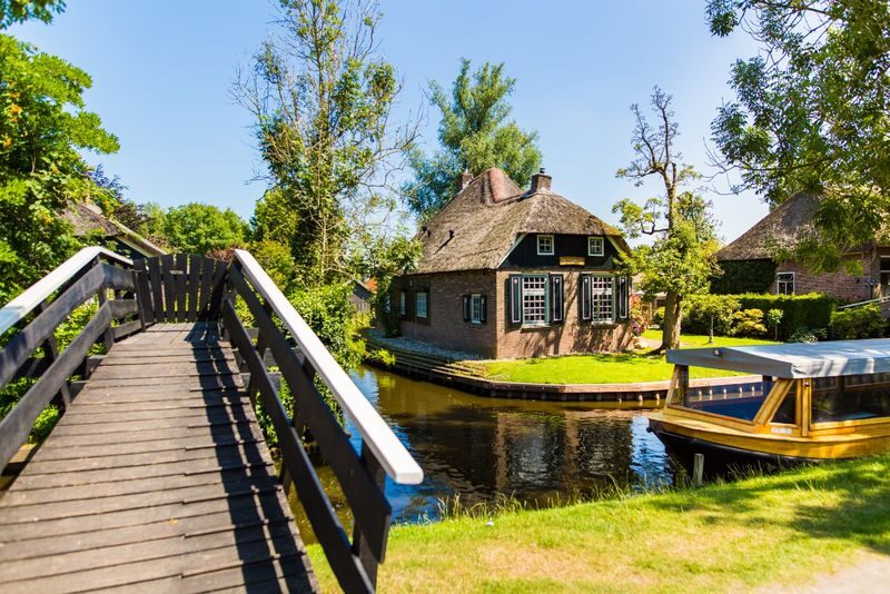 Giethoorn Day Tours with Traditional Boat Cruise - Free time: lunch, shops, and a slower walk