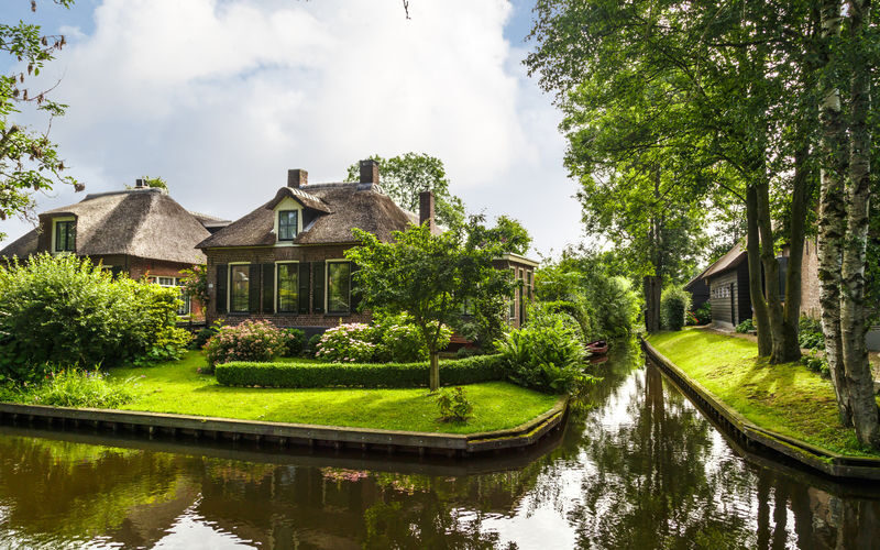 Giethoorn Day Trip with Canal Tour from Amsterdam - The canal cruise: a strong first look