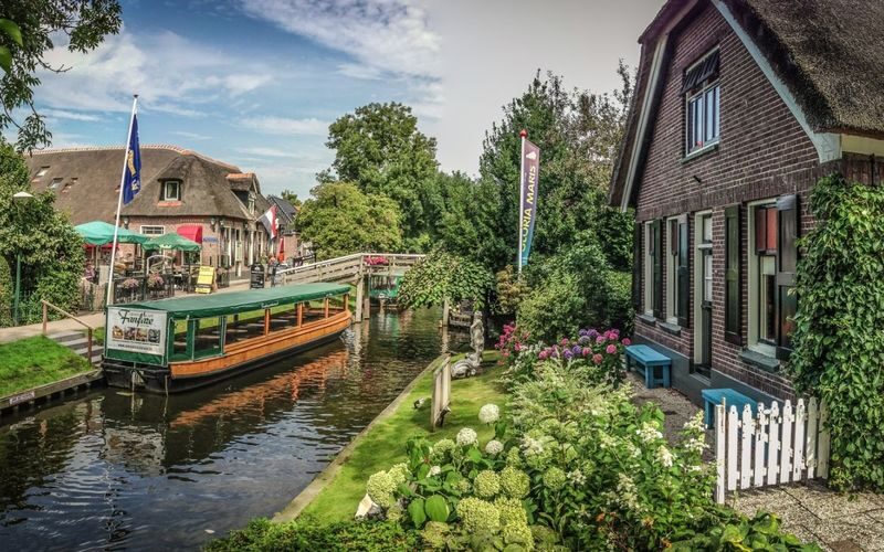 Giethoorn Day Trip with Canal Tour from Amsterdam - Free time on the Binnenpad and beyond