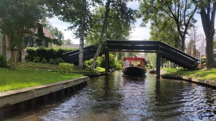 Giethoorn: Guided Boat Tour City and Lake Sightseeing - Overview of Giethoorn Boat Tour