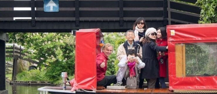 Giethoorn: Guided Boat Tour City and Lake Sightseeing - Accessibility for Wheelchairs