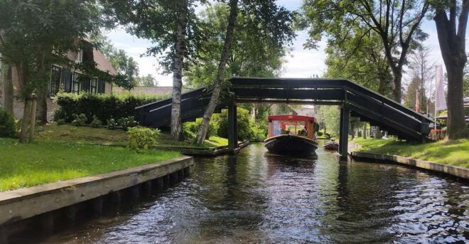 Giethoorn: Guided Boat Tour City and Lake Sightseeing - Highlights of the Tour