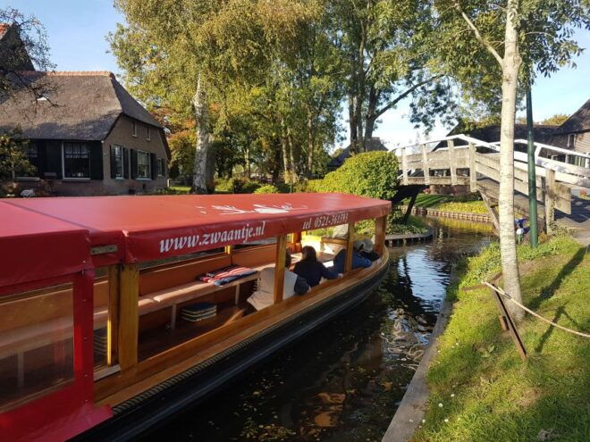 Giethoorn: Guided Boat Tour City and Lake Sightseeing - Discovering the Fairytale-like Thatched Houses