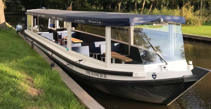 Giethoorn: Luxury Private Boat 2 Hour Tour With Local Guide - Experience and Highlights
