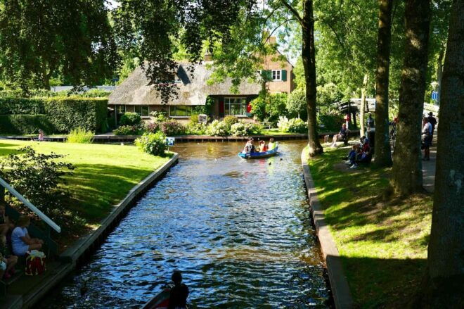 Giethoorn: Luxury Private Boat 2 Hour Tour With Local Guide - Additional Services